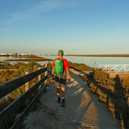 Wanderer am Strandpfad bei Abendstimmung
