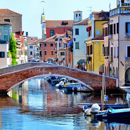 Brücke und bunte Häuser in Chioggia