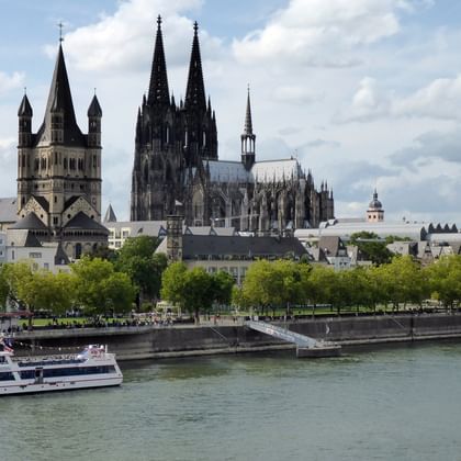 Kölner Dom mit Blick auf den Rhein