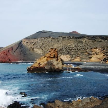 Lanzarote bietet eine spektakuläre Vulkanlandschaft mit schönen schwarzen Stränden.