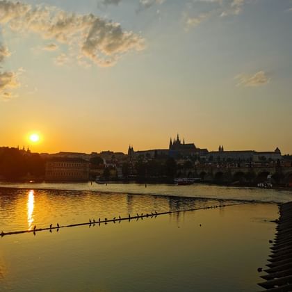 Ein Sonnenuntergang in Prag und goldig leuchtenden Himmel über der Stadt.