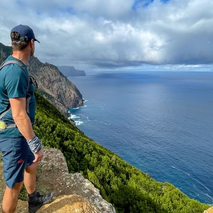 Wanderer mit wunderschönem Ausblick aufs Meer