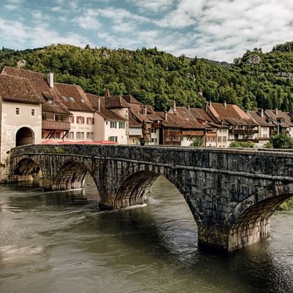Le pont de pierre avant St-Ursanne, Doubs Bridge avec la rivière en dessous.