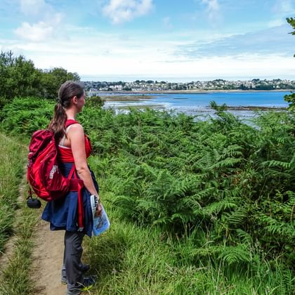 Wanderin am Pfad mit Küstenblick