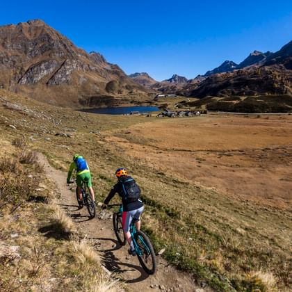 Velofahrer auf der Gottardo-Bike Strecke. Mountainbikeferien mit Eurotrek.