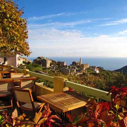 Dorftaverne mit tollem Ausblick auf die Küste Korsikas