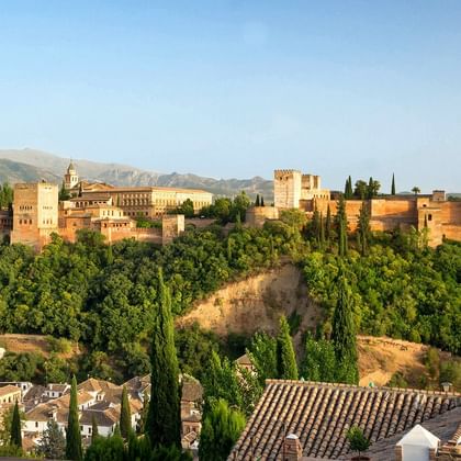Eine wunderschöne grosse Burg über dem Städtchen Granada.