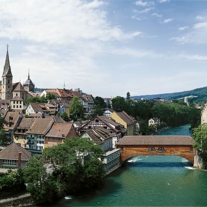 Blick auf die Stadt Baden im Kanton Aargau. Jura-Höhenweg. Wanderferien mit Eurotrek.