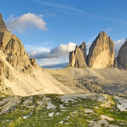 Wandern in den Dolomiten mit Blick auf die Drei Zinnen