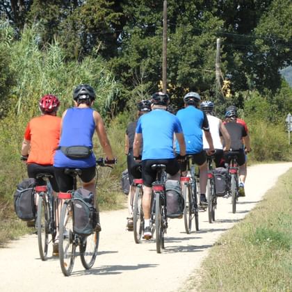 Radfahrer auf einem Platz mit traditionellen Steingebäuden