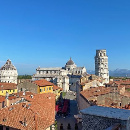 Blick über die Dächer von Pisa auf den schiefen Turm von Pisa