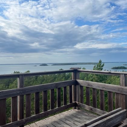 Aussichtspunkt mit Blick auf das Meer mit mehreren Inseln und Bäumen in Finnland