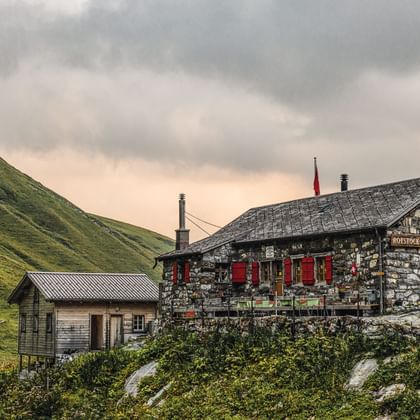 Spektakuläre Lage der Rotstockhütte, einem Steinhaus auf dem Bärentrek