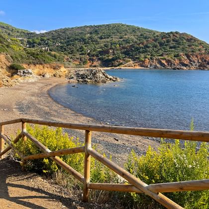 Wanderweg auf Elba am Meer