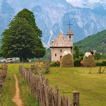 Wanderpfade durch liebliche albanische Dörfer