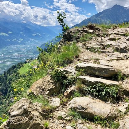 Wanderweg mit Blick auf das Meranerland