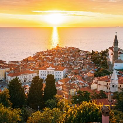 Die am Meer gelegene Stadt Piran im Sonnenuntergang