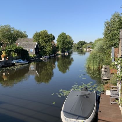 Boote in den Kanälen gesäumt mit Bäumen.