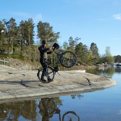 Ein Velofahrer schwingt sein Bike in die Luft.