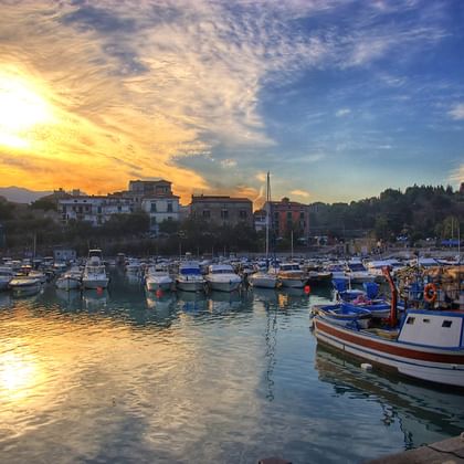Abendliche Ruhe im San-Marco-Hafen im Cilento