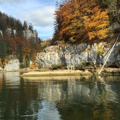 Une rivière s'écoule dans une gorge lors d'une randonnée sur l'Au fil du Doubs.
