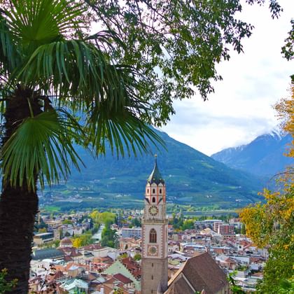 Wandern in Südtirol mit Blick auf Meran