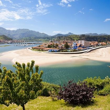Der Fluss Sella schlingt sich um die Stadt Ribadesella im Baskenland in Spanien.