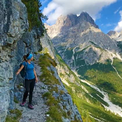Wanderin in den Brenta Dolomiten
