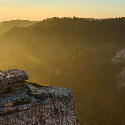 steinige Berglandschaft im Jura mit Sonnenuntergang.