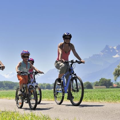 Familie mit Mountainbikes unterwegs auf einem Weg durch die Natur
