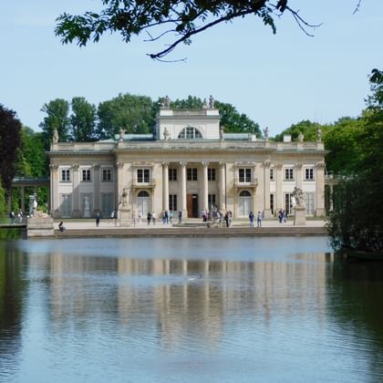 der Laezienki-Park in Warschau vor dem Brunnen