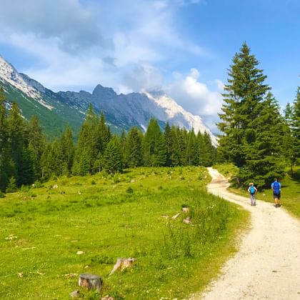 Wanderer am Ganghofer Weg in der Alpenregion Gaistal Wanderer am Ganghofer Weg in der Alpenregion Gaistal