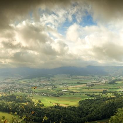 Ein Panoramablick öffnet sich über die Region von Saint-Ursanne und die Jurahügel.