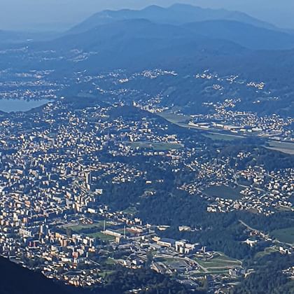 Romaine geniesst die Aussicht auf den Lago di Lugano und Lugano.