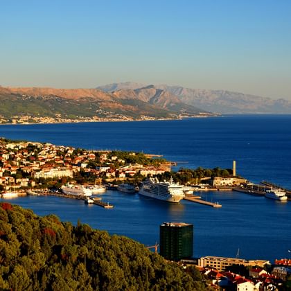 Kreuzfahrtschiffe stehen im Hafen von Split, der von der Stadt umgeben ist.