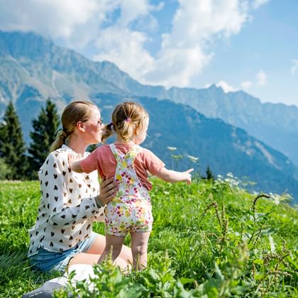 Wanderreise Südtirol Ausblick Mutter mit Kind