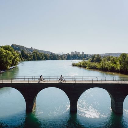 Cyclistes sur un pont traversant la rivière Aar dans la région de Berne.