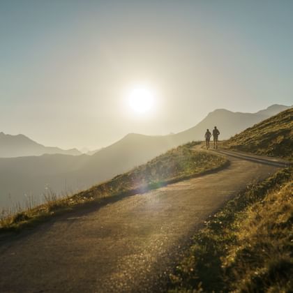 Zwei Trailrunner auf einer Strasse in den Adelbodener Bergen.