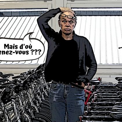 Illustration de style bande dessinée d'un homme perplexe avec des lunettes se grattant la tête, demandant 'Mais d'où venez-vous ???', debout parmi des vélos.