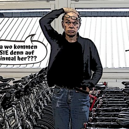 Comic-artige 404 Fehlerseite mit einem verwirrten Mann, der sich den Kopf kratzt zwischen vielen Fahrrädern, mit deutscher Sprechblase.