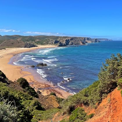 Ausblick auf den Sandstrand und die felsige Bucht von Bordeira