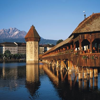 Die historische Kapellbrücke ist das Wahrzeichen von Luzern.