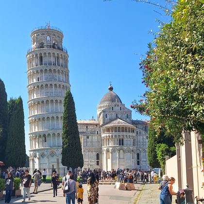 Schiefer Turm von Pisa mit Touristen