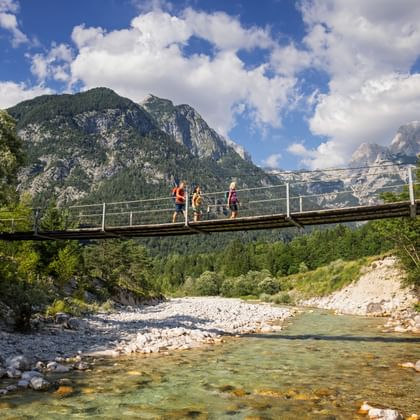 Hängebrücke am Alpe-Adria-Trail in Slowenien