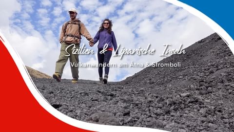 Zwei Wanderer halten Händchen auf schwarzem Vulkangelände am Ätna und Stromboli in Sizilien, mit bewölktem blauen Himmel im Hintergrund.