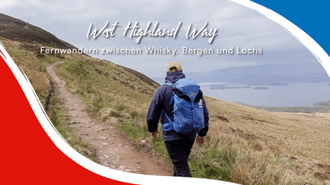 Wanderer mit blauem Rucksack auf Pfad am Hang des West Highland Way. Loch und Berge im Hintergrund unter bewölktem Himmel sichtbar.