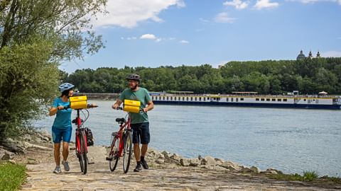 Radfahrer am Donauufer