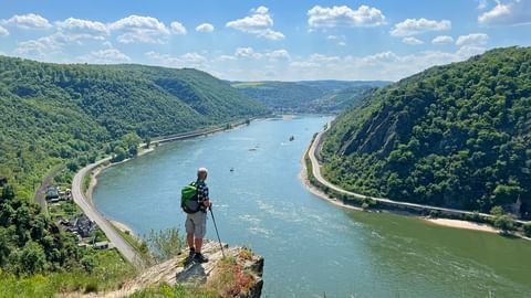Wanderer an Aussichtspunkt am Rheinsteig