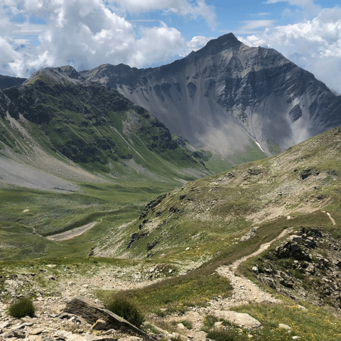Die Berge des Mittelbündner Panoramawegs ragen in die Höhe. 