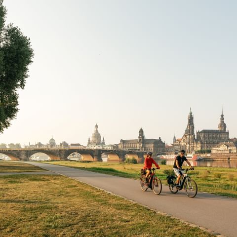 Velofahrer geniessen den Fahrtwind vor der Augustusbrücke in Dresden.